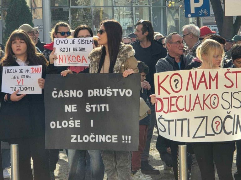 GRAĐANI PROTESTVOVALI U TUZLI: Traže odgovornost za požar u Domu penzionera i pedofile