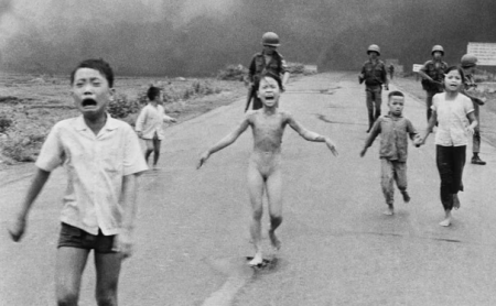 Ko zaista stoji iza jedne od najpoznatijih fotografija 20. stoljeća? Nova istraga otvara stare rane kultne Napalm Girl