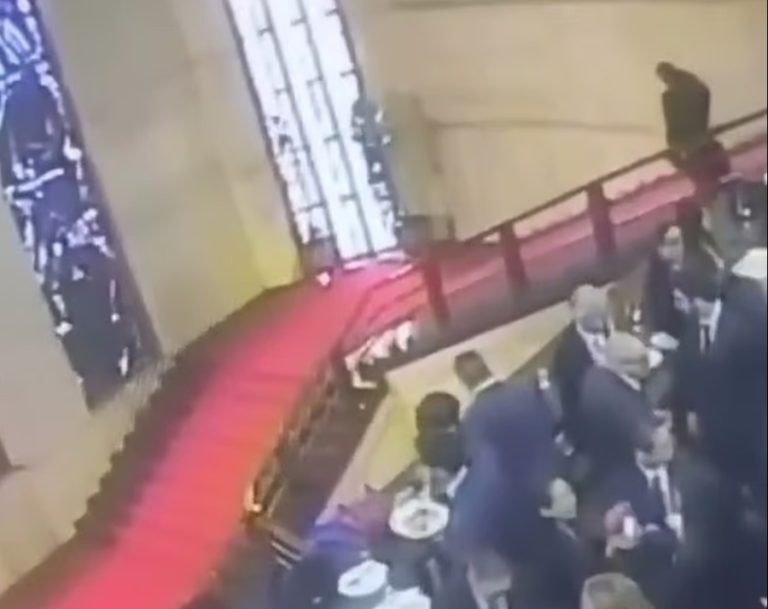 SNIMAK VRIJEDAN GLEDANJA: Političar sa Sardinije se sapleo silazeći niz stepenice i glavom razbio vitražno staklo neprocjenjive vrijednosti (VIDEO)