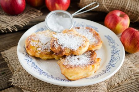 NAPRAVITE JABUKE U ŠLAFRUKU: Poslužite vruće posipano s malo šećera u prahu, a fine su i hladne