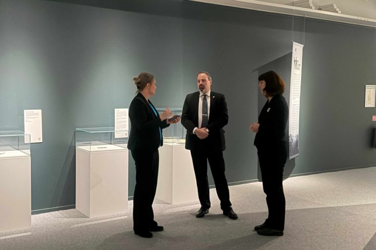 SLUŠAJ & PODIJELI: Ambasador Šošić posjetio gostujuću izložbu Muzeja ratnog djetinjstva u Linköpingu (FOTO) SLUŠAJ & PODIJELI: Ambasador Šošić posjetio gostujuću izložbu Muzeja ratnog djetinjstva u Linköpingu (FOTO)