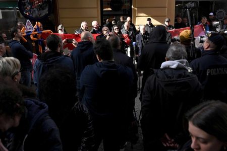 SRAMOTNE SCENE IZ CENTRA ZAGREBA: Hrvatski ekstremisti ispred Srpskog narodnog vijeća u Zagrebu puštali Tompsona (VIDEO)