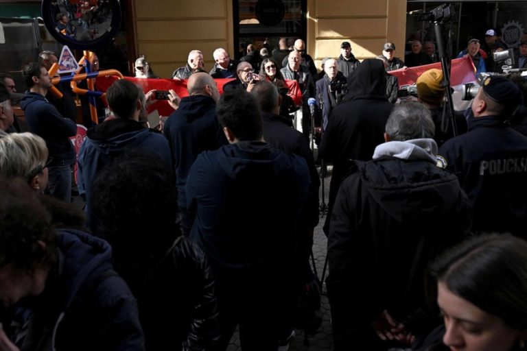 SRAMOTNE SCENE IZ CENTRA ZAGREBA: Hrvatski ekstremisti ispred Srpskog narodnog vijeća u Zagrebu puštali Tompsona (VIDEO) SRAMOTNE SCENE IZ CENTRA ZAGREBA: Hrvatski ekstremisti ispred Srpskog narodnog vijeća u Zagrebu puštali Tompsona (VIDEO)