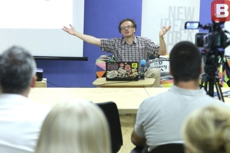 SRĐAN PUHALO ŽELI NEŠTO REĆI: Sarajevski Turci imaju filmski festival najveći u regionu, džez festival, više knjižara i muzeja nego cijela RS, koncerte o kojima… SRĐAN PUHALO ŽELI NEŠTO REĆI: Sarajevski Turci imaju filmski festival najveći u regionu, džez festival, više knjižara i muzeja nego cijela RS, koncerte o kojima…