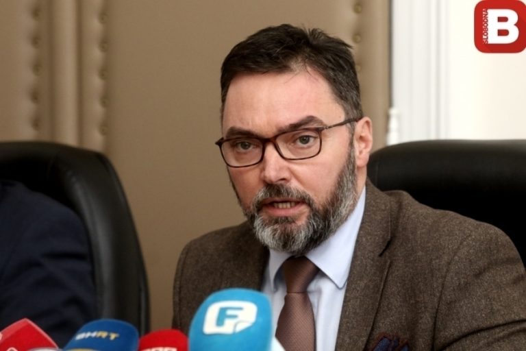 KOŠARAC LUPIO ŠAKOM OD STOL: Pregovarača daje SNSD – sve ostalo je politička prevara!