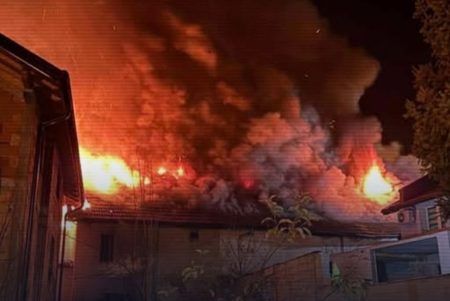 POŽAR U TUZLANSKOM NASELJU: Gori stambeni objekat, vatrogasci na terenu