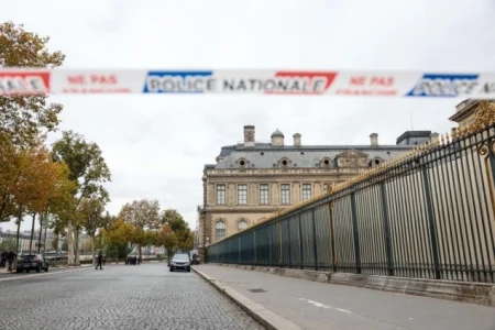 Pljačku u Louvru izvela koordinirana grupa uz pomoć više vozila i preciznog tajminga