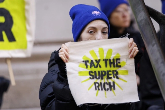 Bogati postaju bogatiji, siromašni ostaju zarobljeni: 60.000 ljudi ima bogatstvo veće od polovine čovječanstva Bogati postaju bogatiji, siromašni ostaju zarobljeni: 60.000 ljudi ima bogatstvo veće od polovine čovječanstva