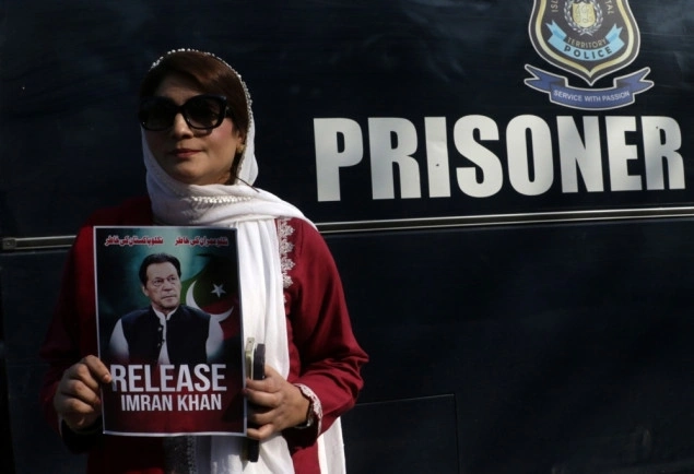 Imran Khan i supruga osuđeni na po 17 godina zatvora u slučaju Toshakhana-II Imran Khan i supruga osuđeni na po 17 godina zatvora u slučaju Toshakhana-II