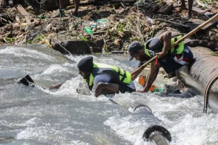 Spasioci se bore sa posljedicama poplava u Jugoistočnoj Aziji, stanovnici sumnjaju na korupciju Spasioci se bore sa posljedicama poplava u Jugoistočnoj Aziji, stanovnici sumnjaju na korupciju