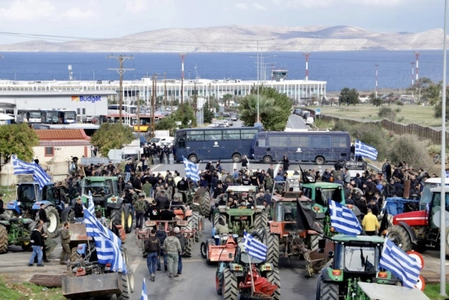 Grčka vlada nastoji smiriti proteste poljoprivrednika nakon sukoba na Kritu Grčka vlada nastoji smiriti proteste poljoprivrednika nakon sukoba na Kritu