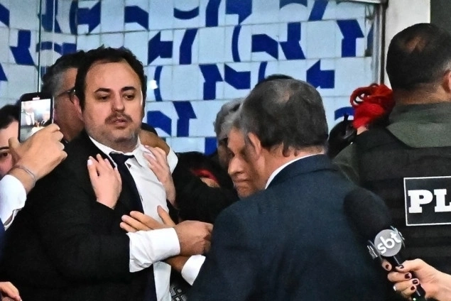 Haos i naguravanja u brazilskom parlamentu tokom pokušaja smanjivanja Bolsonarove kazne Haos i naguravanja u brazilskom parlamentu tokom pokušaja smanjivanja Bolsonarove kazne