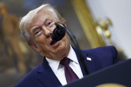 Clinton u fokusu Epsteinovih dosijea, Trump poručuje da je objavljivanje fotografija strašno