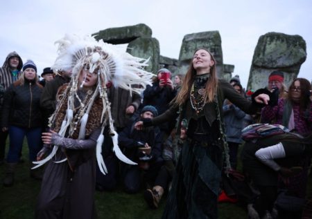 Hiljade ljudi se okupilo na Stonehengeu za zimski solsticij