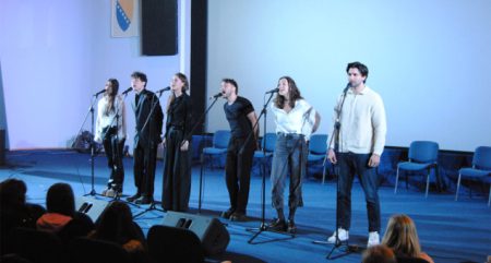 Pozorište na kućnoj adresi- U Sarajevu izveden kabare Let Us Be