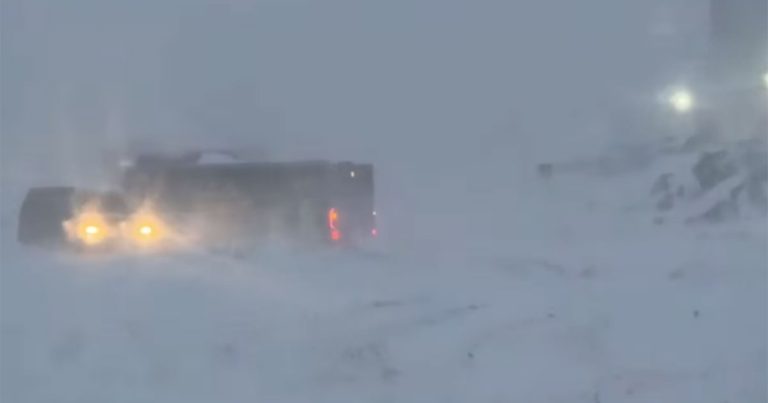 Nakon snježne oluje, skoro 150 ljudi evakuisano je sa autoputa u Rusiji Nakon snježne oluje, skoro 150 ljudi evakuisano je sa autoputa u Rusiji