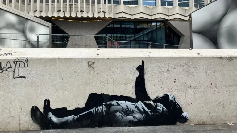 Novi Banksyjev mural u Londonu skreće pažnju na beskućništvo djece