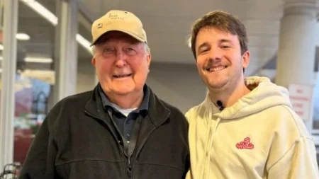 Jedan 88-godišnji radnik prodavnice u SAD-u dobio je 1,7 miliona dolara zahvaljujući pomoći Australijanca Jedan 88-godišnji radnik prodavnice u SAD-u dobio je 1,7 miliona dolara zahvaljujući pomoći Australijanca