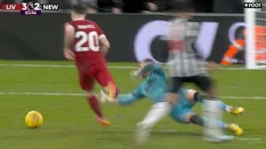 (VIDEO) Drama u emisiji uživo: Voditeljica se srušila pored legende, program prekinut