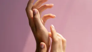 Želite imati duge nokte, ali vam pucaju? Ovaj genijalni trik će ih vizuelno produžiti