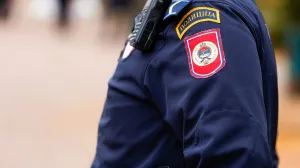 Izbjegnuta tragedija u BiH: Maloljetnik ukrao BMW-e, izazvao nesreću pa pobjegao