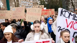 (VIDEO) Oštre poruke studenata Vladi KS: Poslušajte šta su poručili okupljeni na protestu