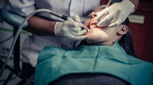 Strašan slučaj u Zemunu: Pijani muškarac tukao suprugu cjepanicom po glavu