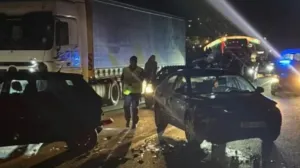 Teška nesreća na bh. cesti: Autom prepolovio banderu, vozač prevezen u bolnicu