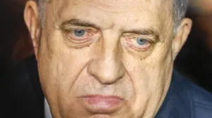 (FOTO i VIDEO) Šta se dešava u centru Sarajeva? – Djed Mraz donio glasove za Sinišu Karana