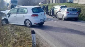 (FOTO) Haos na glavnoj saobraćajnici u Sarajevu: Vozio u suprotnom smjeru i oštetio vozila?
