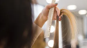 Sjećate se ove frizure iz 90-ih? Spremite se, vratila se na velika vrata – osvojit će 2026.