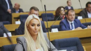 Stevandić opleo po kolegama u NSRS-u: Moja frizerka nema diplomu, a pametnija je od pola poslanika