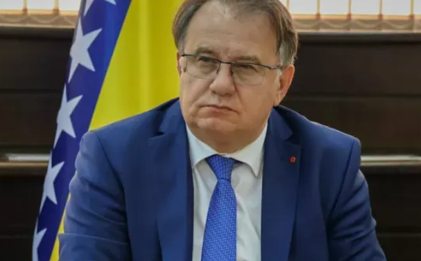 Uz nadzor POSKOK-a: Pripadnici MUP-a KS izvršili pretres Ureda premijera Nermina Nikšića i stana bivše šefice njegovog kabineta Arijane Huseinović Ajanović Uz nadzor POSKOK-a: Pripadnici MUP-a KS izvršili pretres Ureda premijera Nermina Nikšića i stana bivše šefice njegovog kabineta Arijane Huseinović Ajanović