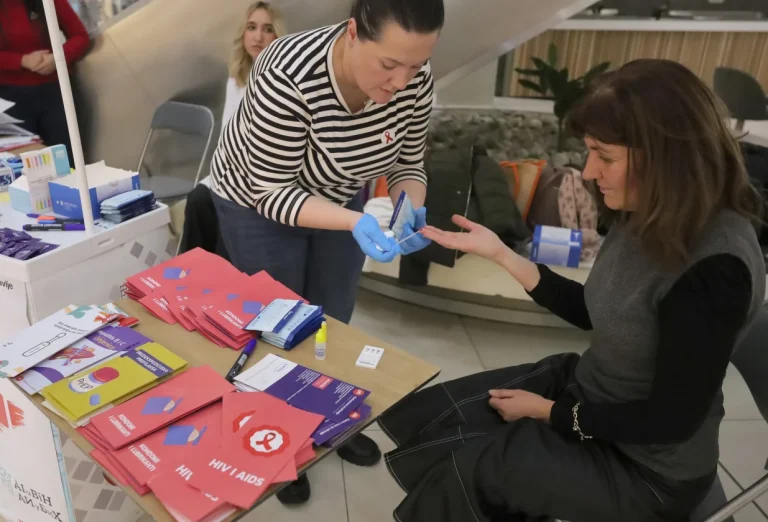 HIV se ne prenosi rukovanjem, ali se širi neznanjem: Poruke sa Svjetskog dana borbe protiv AIDS-a