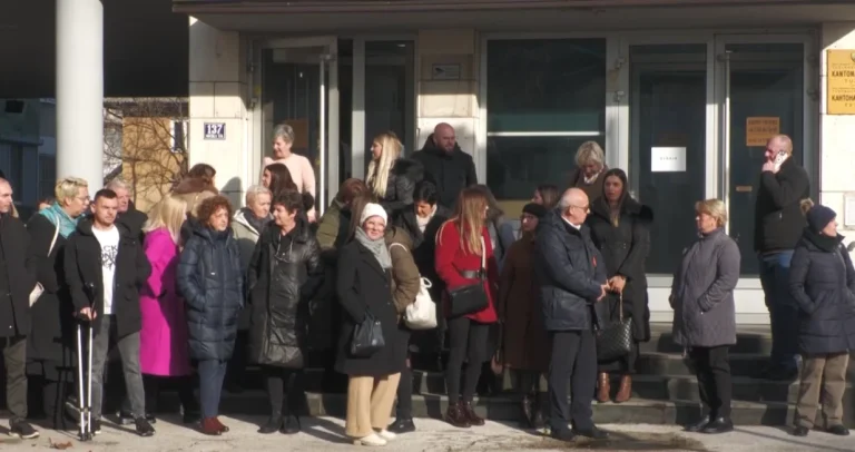 Radimo najteže poslove za 1.200 KM: Počeo štrajk pravosudnih radnika u TK Radimo najteže poslove za 1.200 KM: Počeo štrajk pravosudnih radnika u TK