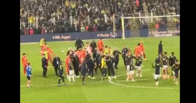 (VIDEO) Nadrealne scene iz Turske: Igrači Fenerbahcea i Galatasaraya se sukobili na zagrijavanju (VIDEO) Nadrealne scene iz Turske: Igrači Fenerbahcea i Galatasaraya se sukobili na zagrijavanju