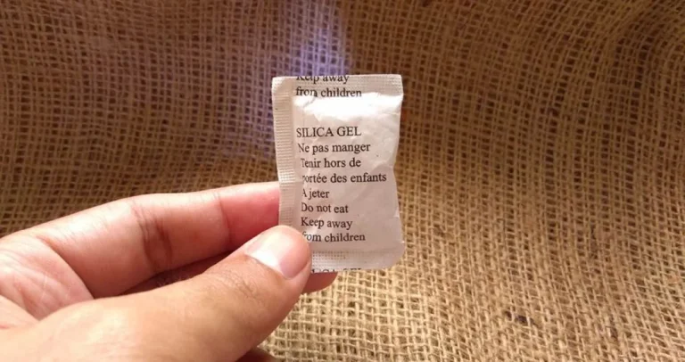 Nikad ne bacajte silika gel kesice: Mogu vam spasiti cipele poslije kiše, ali to nije sve Nikad ne bacajte silika gel kesice: Mogu vam spasiti cipele poslije kiše, ali to nije sve