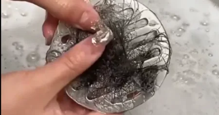 Jedan kozmetički proizvod riješiće problem začepljenog odvoda, svaka žena ga ima