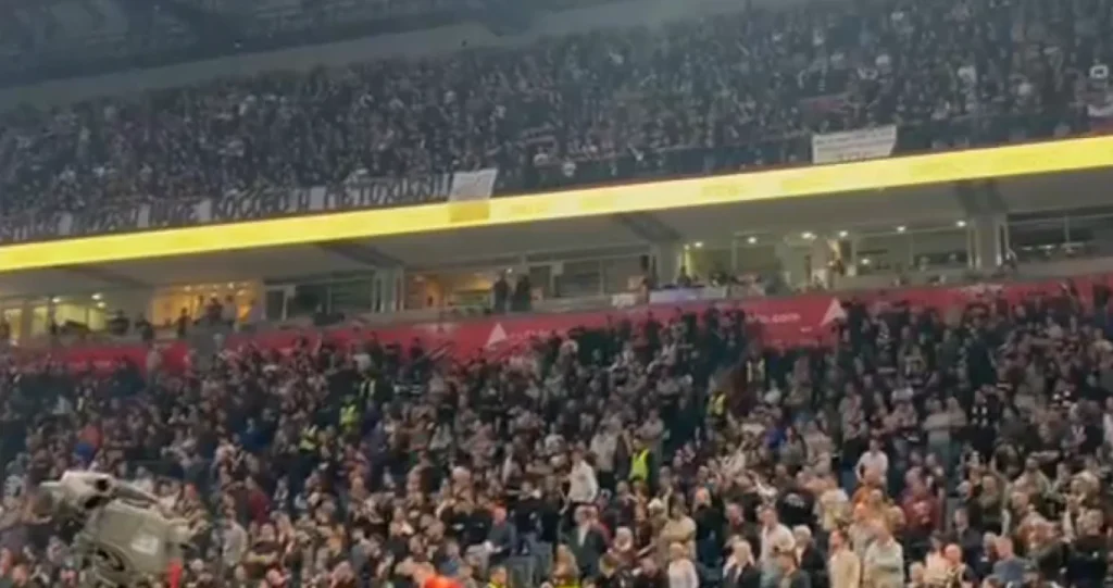 (VIDEO) Ludnica u Beogradu: Navijači Partizana prozivali Grobare zbog Vučića