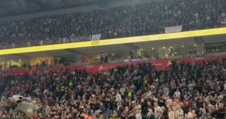 (VIDEO) Ludnica u Beogradu: Navijači Partizana prozivali Grobare zbog Vučića (VIDEO) Ludnica u Beogradu: Navijači Partizana prozivali Grobare zbog Vučića