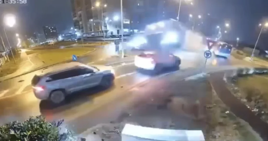 Jeziva nesreća u Rumuniji: Vozač imao dijabetični napad, preletio dva automobila i zabio se u stub