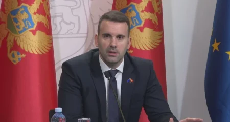 Crnogorski premijer poručio Vučiću: Čekaćemo vas u EU i navijati da požurite