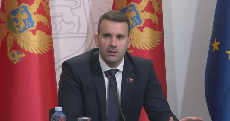 Crnogorski premijer poručio Vučiću: Čekaćemo vas u EU i navijati da požurite Crnogorski premijer poručio Vučiću: Čekaćemo vas u EU i navijati da požurite