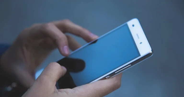 Misteriozna rupica na telefonu: Zašto svaki mobilni ima ovaj mali otvor? Misteriozna rupica na telefonu: Zašto svaki mobilni ima ovaj mali otvor?