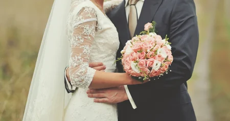 Mladoženja želi najboljeg prijatelja za kuma, a njegovi roditelji se strogo protive toj odluci, ovo je razlog