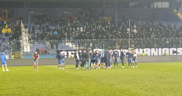 (VIDEO) Šokantne scene na Grbavici: Manijaci na nesvakidašnji način kaznili igrače Željezničara (VIDEO) Šokantne scene na Grbavici: Manijaci na nesvakidašnji način kaznili igrače Željezničara