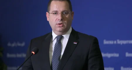 Grozno da ne može groznije: SNSD-ov telal uporedio Aliju Izetbegovića sa Hitlerom