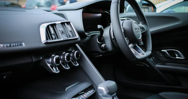 Zašto nije dobra ideja nositi jaknu u automobile