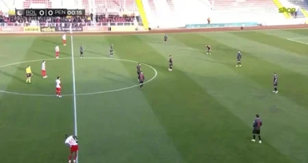 (VIDEO) Fudbaleri odbili da započnu utakmicu iz protesta, pogledajte kako su reagovali njihovi protivnici