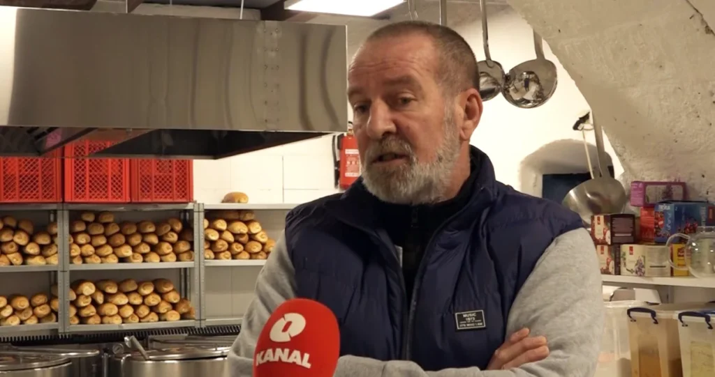 (VIDEO) Dok siti hrane site, gladni – gladuju: Redovi u narodnim kuhinjama sve duži, donatora sve manje